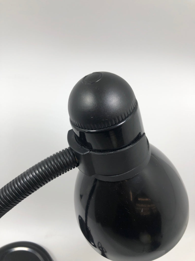BLACK ADJUSTABLE DESK LAMP.