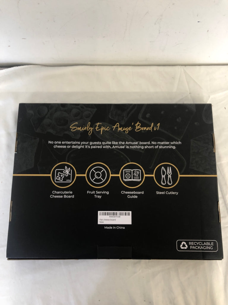 NIB SMIRLY CHEESEBOARD SET