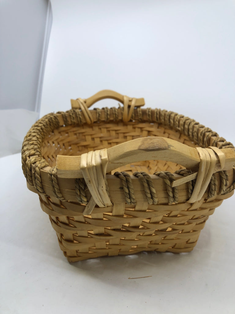 BLONDE WOVEN BASKET W WOOD HANDLES.