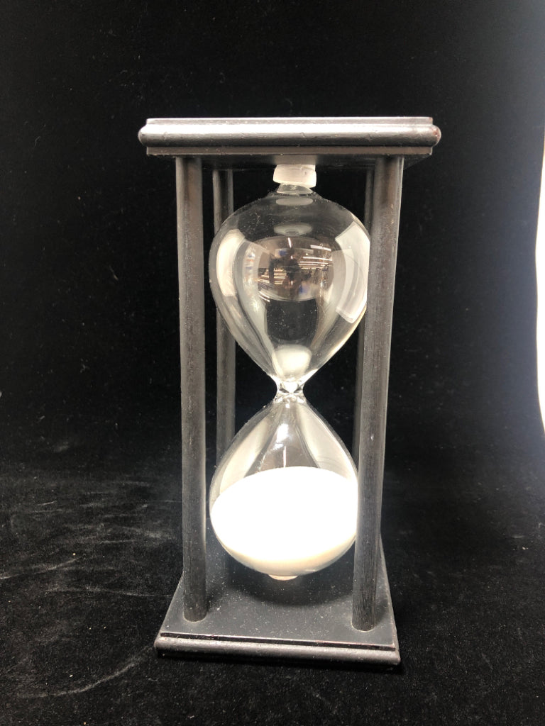 B&W HOUR GLASS SAND TIMER.