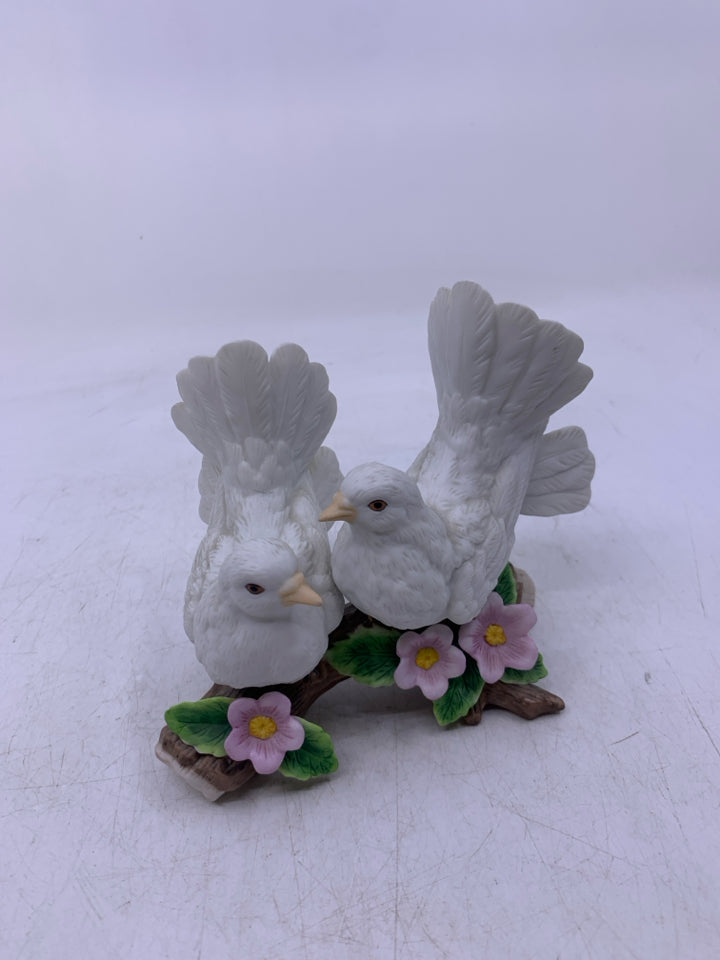 CERAMIC 2 WHITE DOVES ON BRANCH.