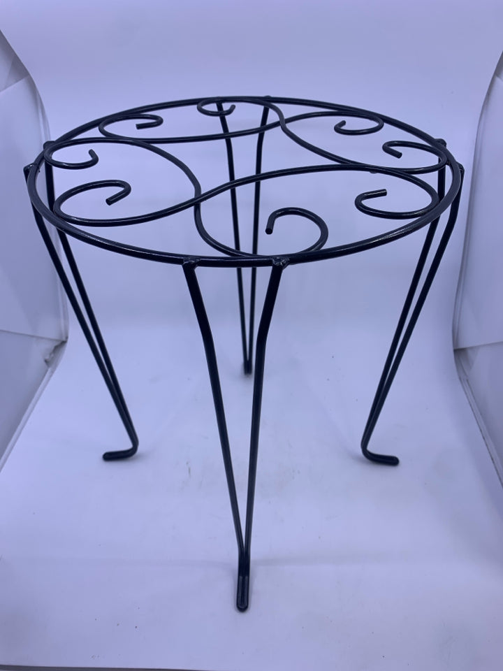 BLACK METAL 4 LEGS PLANT STAND.