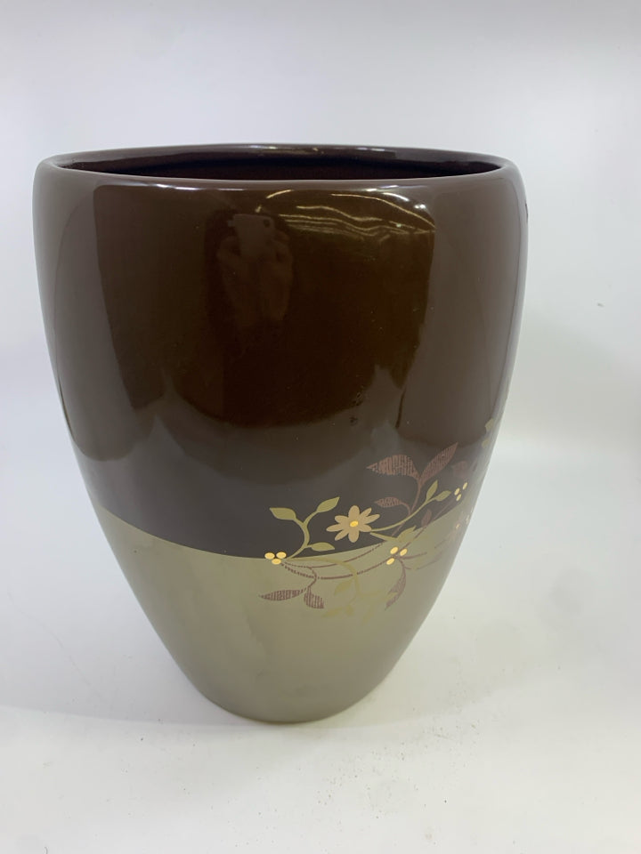 BROWN GOLD CERAMIC TRASH CAN W/FLOWERS.