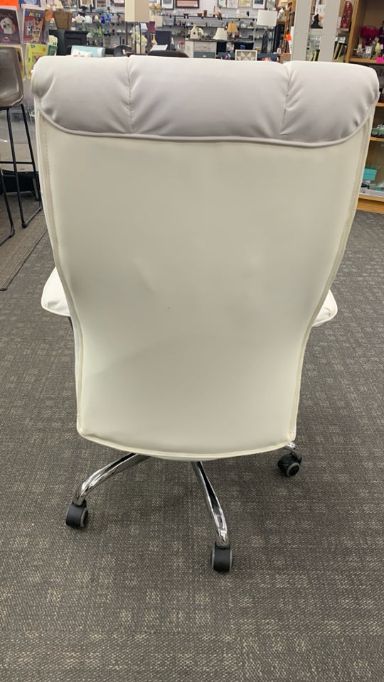 WHITE SWIVEL OFFICE CHAIR.