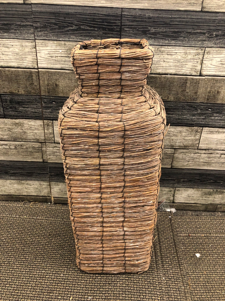 WOVEN UMBRELLA/ FLOOR BASKET.