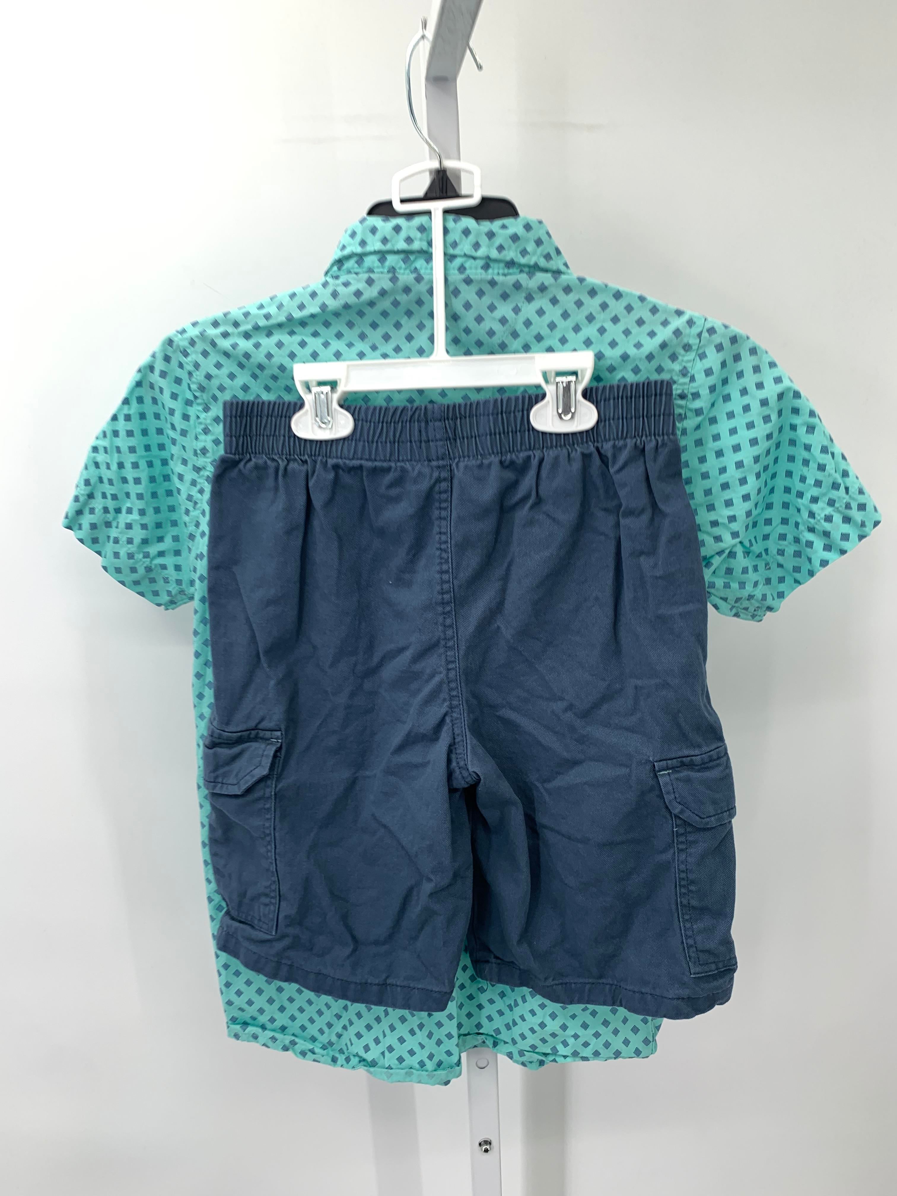 PATTERN SHIRT AND BLUE SHORTS