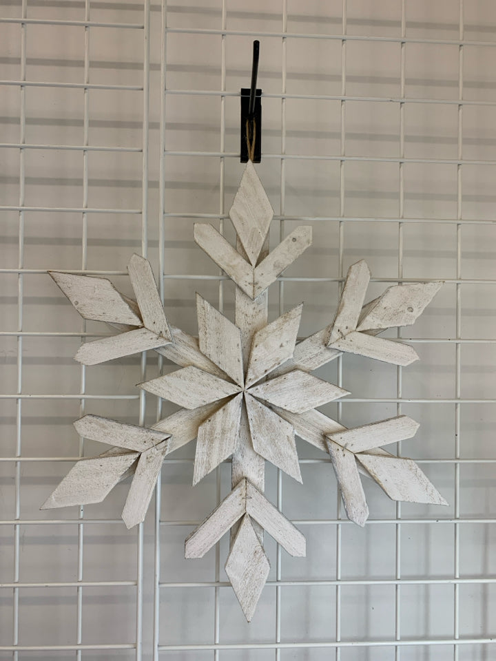 LG WOODEN SPARKLY SNOWFLAKE WALL HANGING.