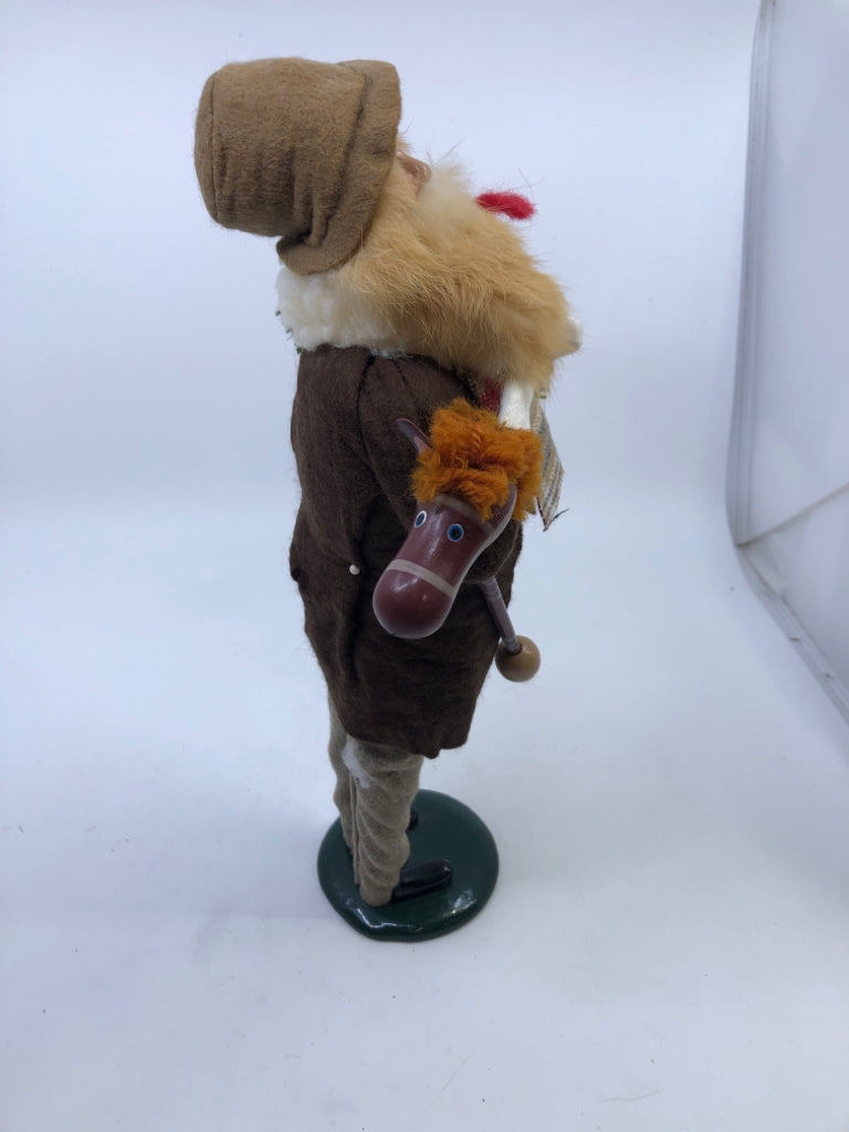 BYERS' CHOICE MAN W TOY AND WREATH-1995.