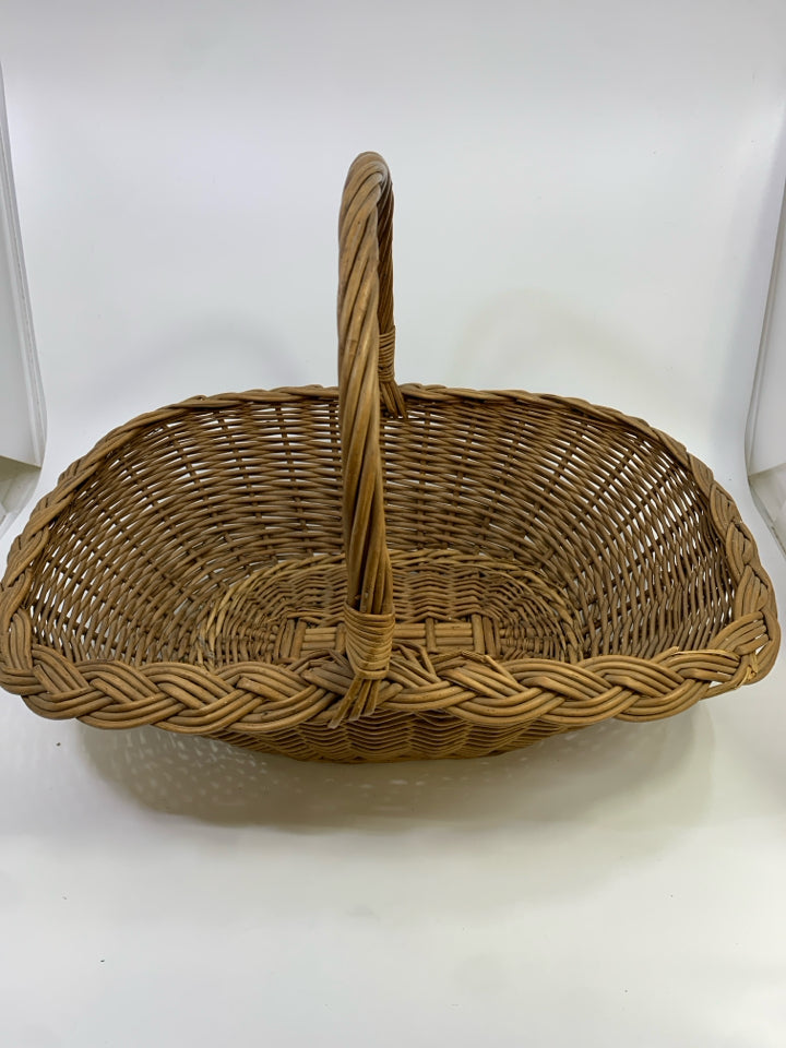 RECTANGLE BASKET W/BRAIDED EDGE.