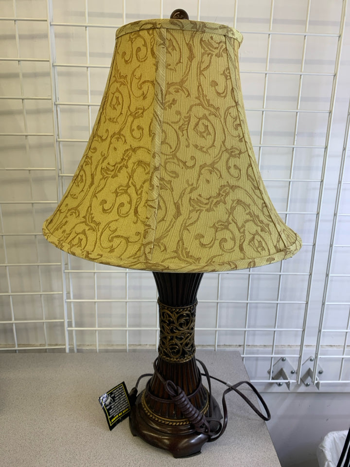 BROWN WOOD GOLD SWIRL TABLE LAMP WITH GOLD SWIRL SHADE.