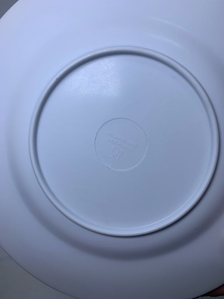 8 PLASTIC SHELL LUNCH PLATES.
