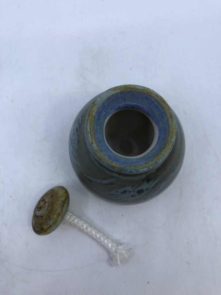 ROUND LIGHT BLUE POTTERY DIFFUSER.