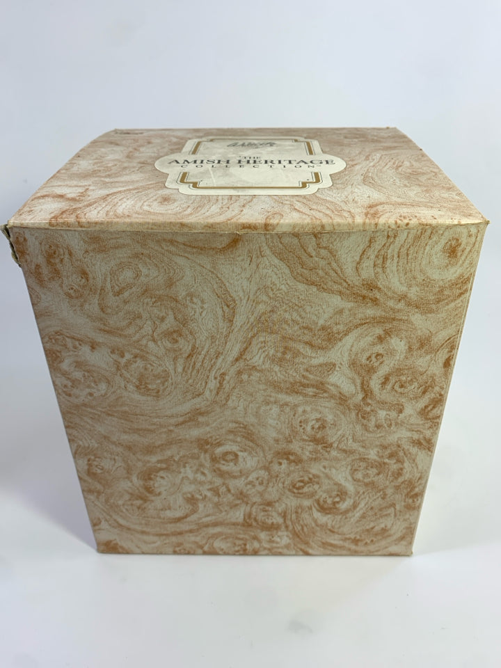 THE AMISH HERITAGE COLLECTIONS ELI & BENJAMIN W/QUILT.