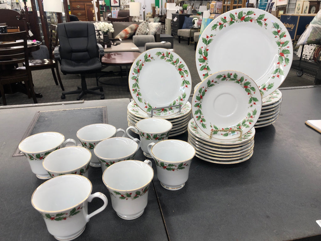 32PC NOEL HOLLY DISH SET - CHINA PEARL - SRV FOR 8.