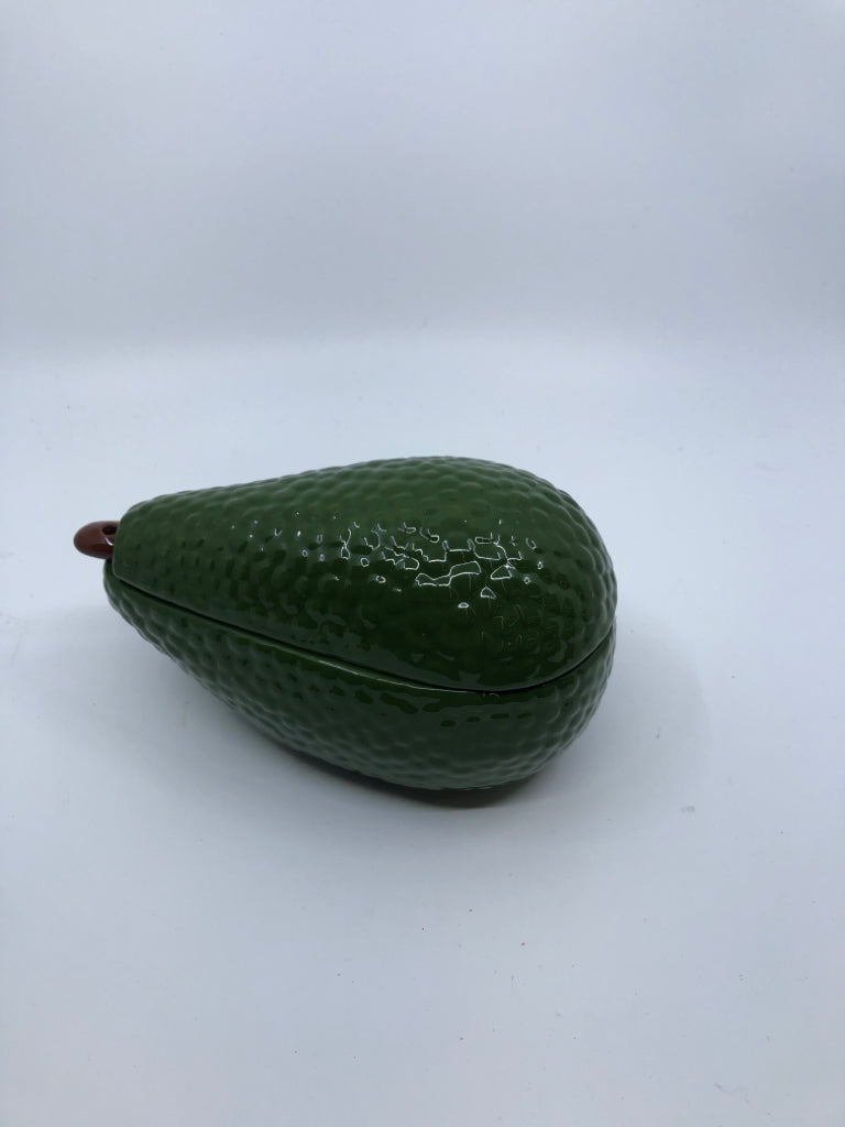 CERAMIC GUACAMOLE SERVER SHAPED AS AVOCADO.