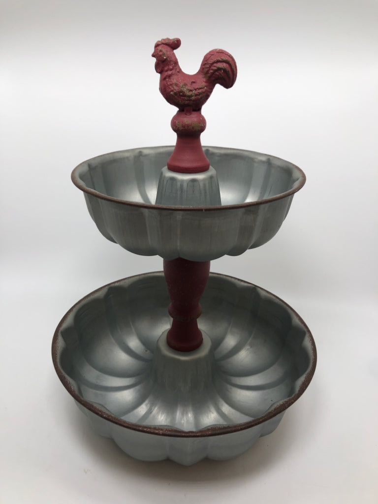 2-TIER ROOSTER BUNDT PAN DISPLAY.