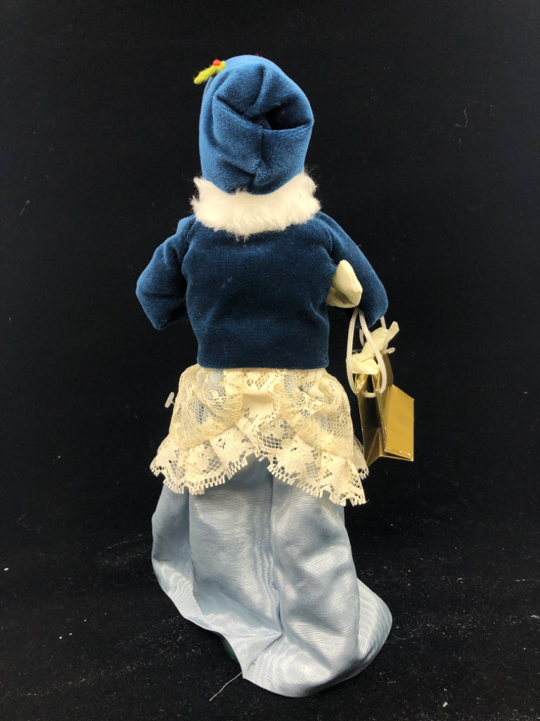 1998 BYERS' CHOICE CAROLERS IN BLUE LACE DRESS.