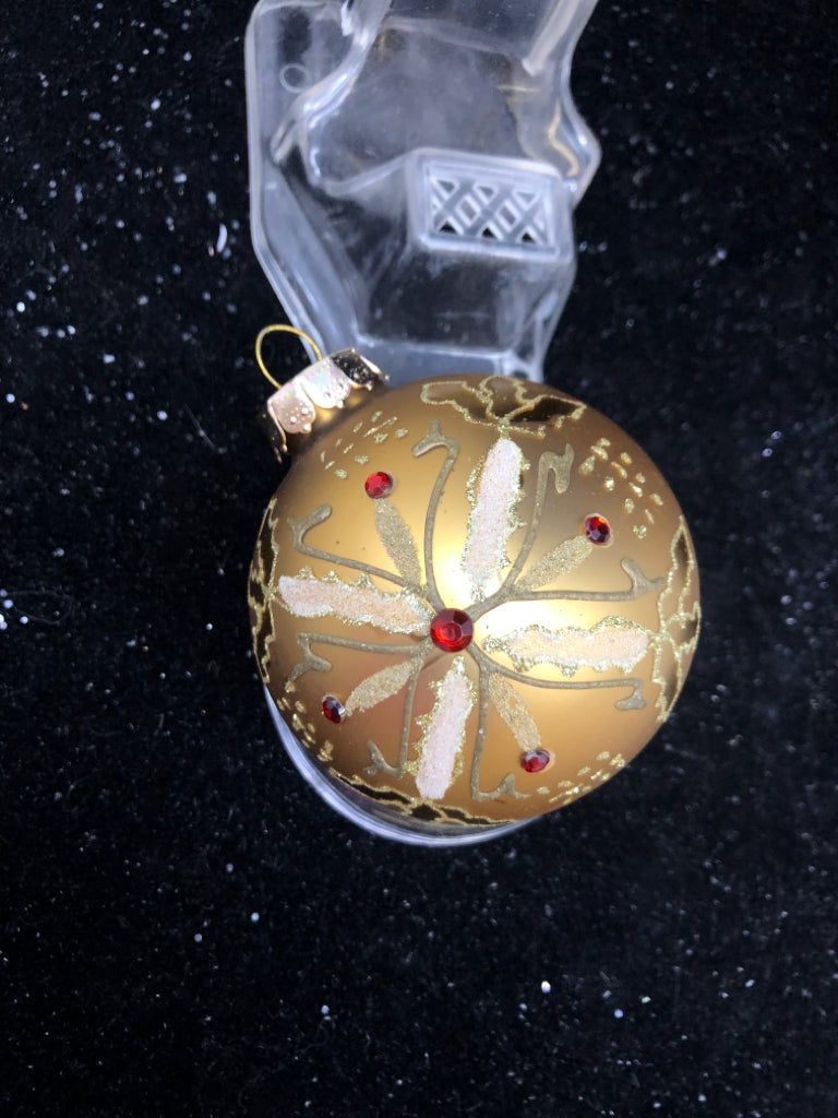 GOLD GLITTER SNOWFLAKE ORNAMENT.