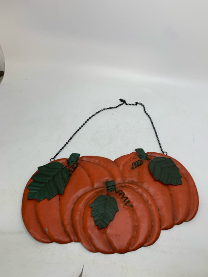 3 PUMPKINS METAL WALL HANGING.