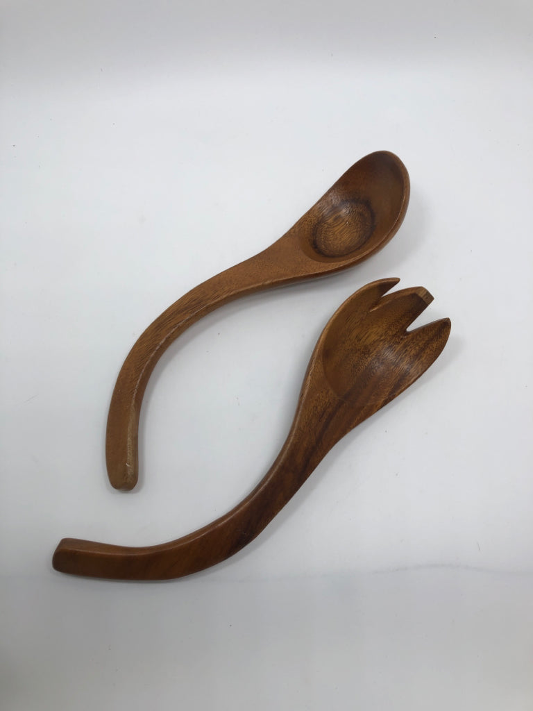 3PC VTG MONKEY POD WOOD SQUARE SALAD BOWL W/SERVING SPOONS.