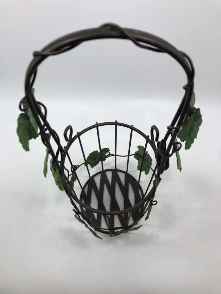 METAL GRAPE/LEAF WINE HOLDER.