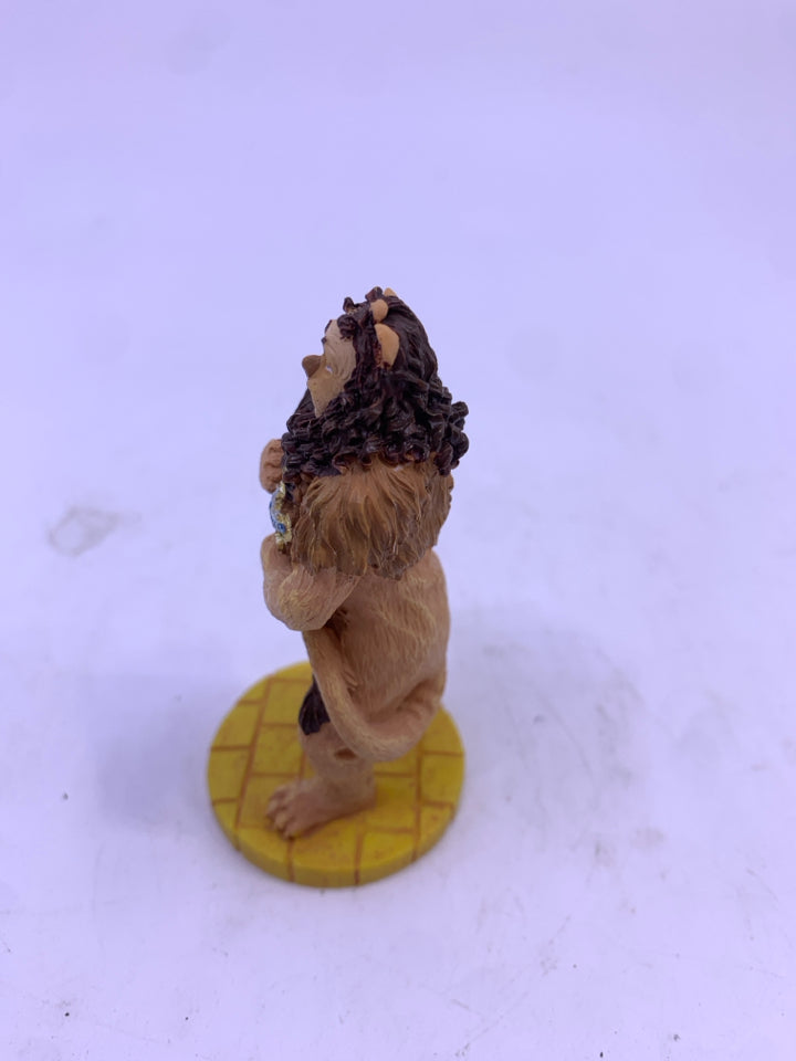 COWARDLY LION- WIZARD OF OZ FIGURE.