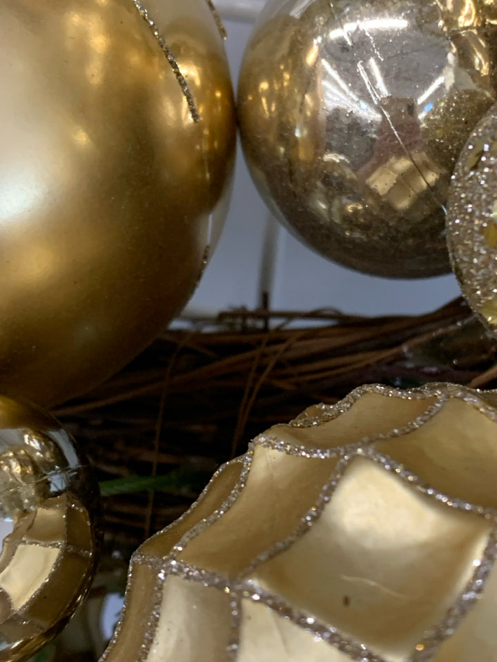 GOLD AND GLITTER ORNAMENT WREATH.