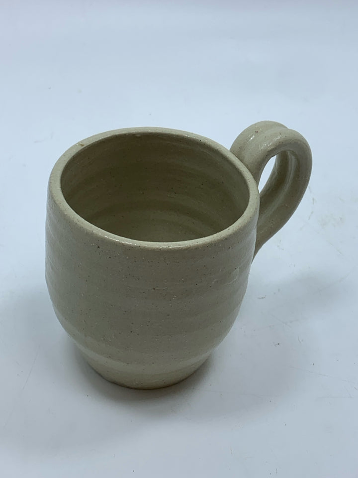 WILLIAMSBURG POTTERY MUG W/BLUE FLOWER.