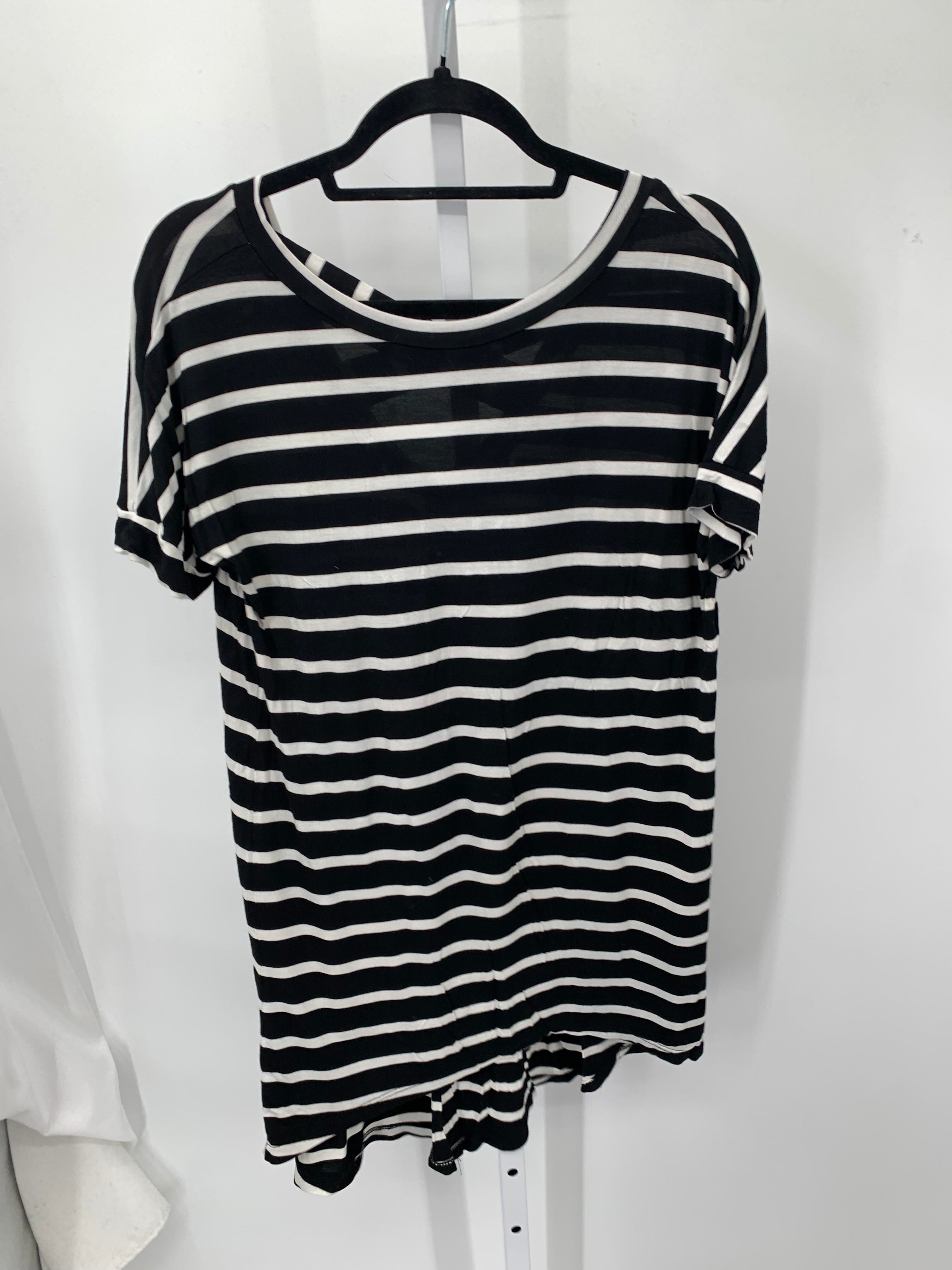 Size Medium Misses Short Sleeve Shirt