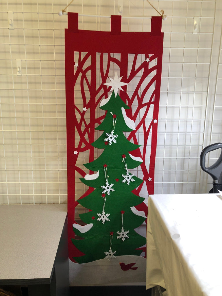 FELT CHRISTMAS TREE WALL DECOR.