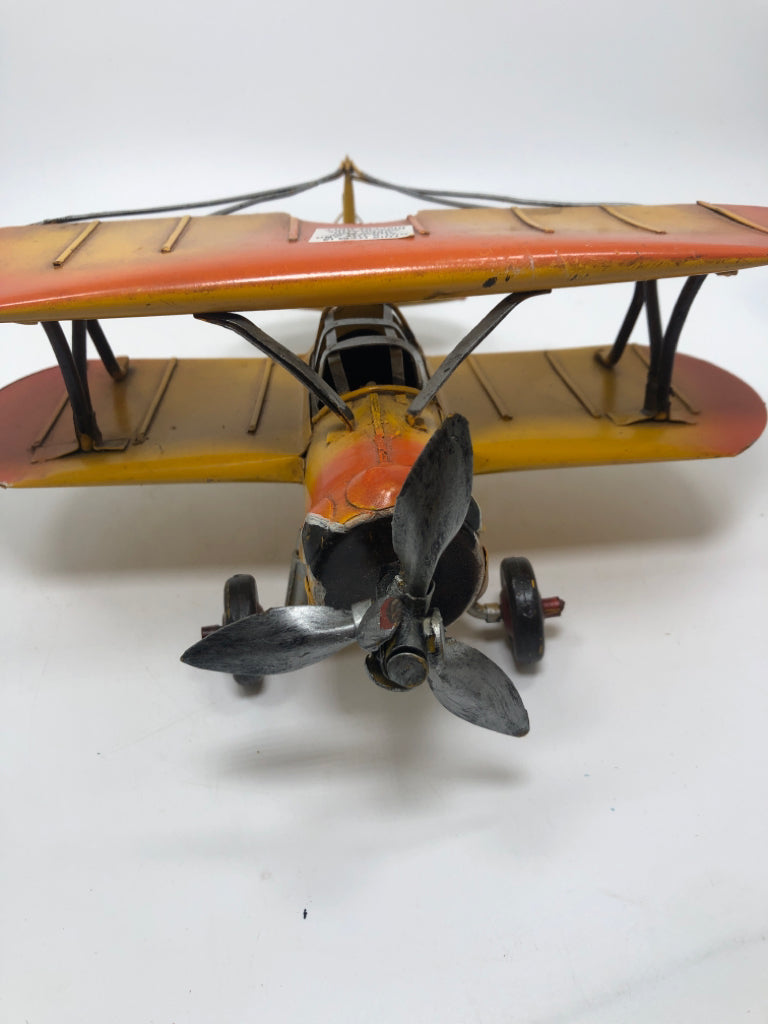 VTG-STYLE YELLOW DECOR PLANE.