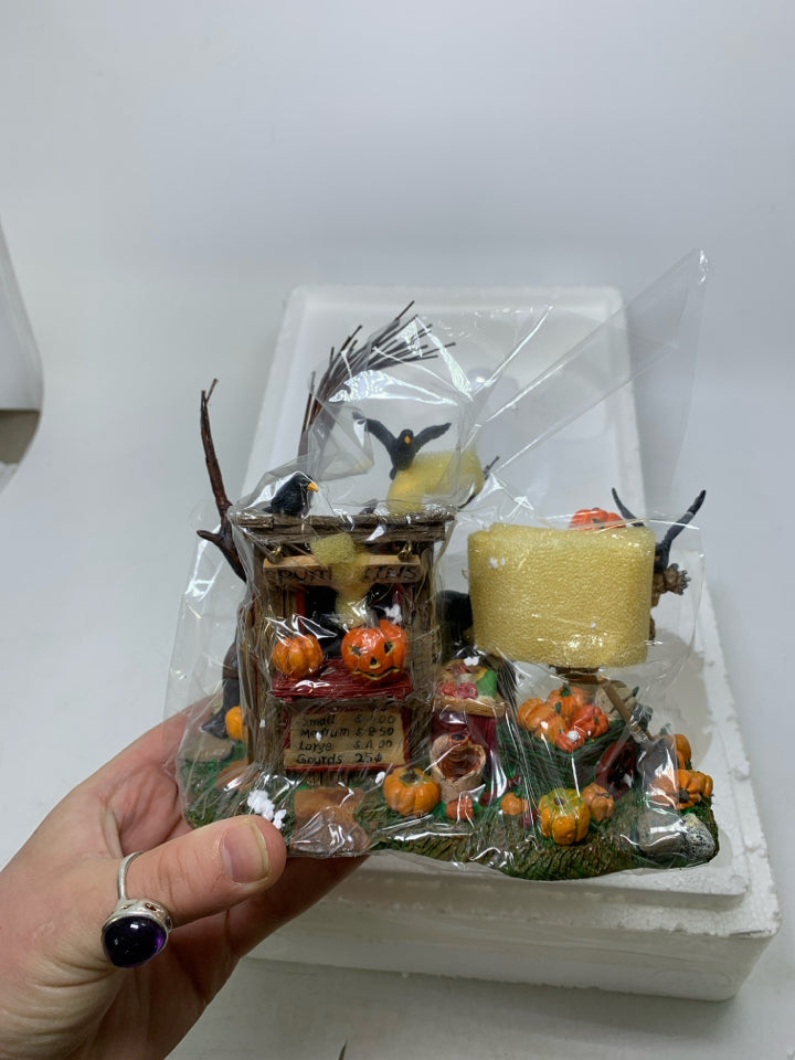 IN BOX DEPT 56 HALLOWEEN VILLAGE PUMPKIN STAND ACCESSORY RETIRED.