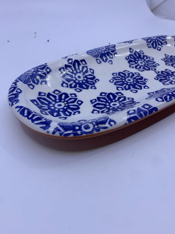 BLUE AND WHITE TERRA COTTA OVAL DECOR PLATE.