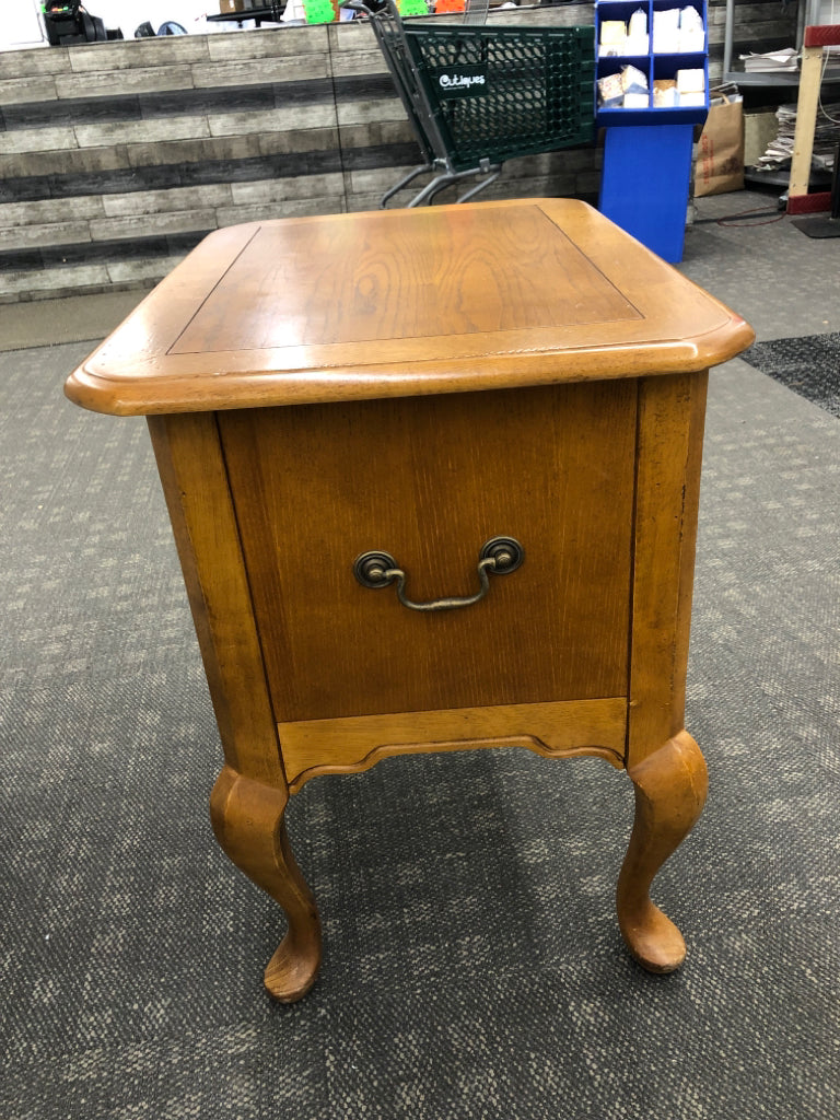 VTG WOOD SIDE TABLE W/SHELF, HANDLE DETAILS.