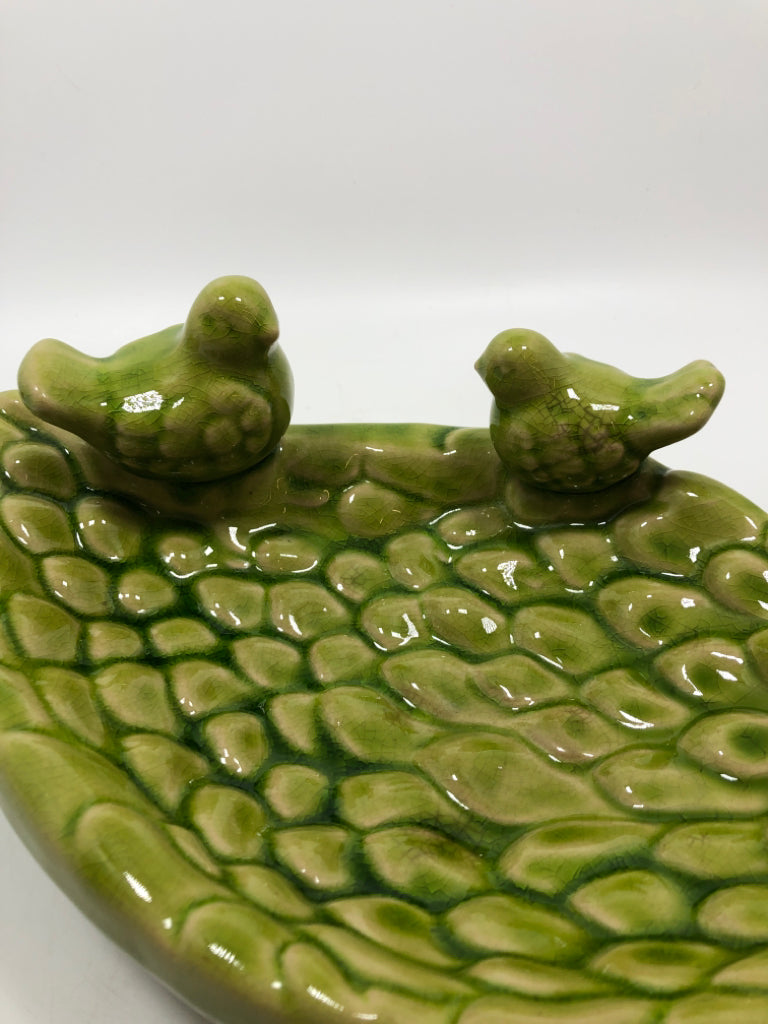 GREEN GLAZED LEAF-STYLE BIRD BATH DECOR.