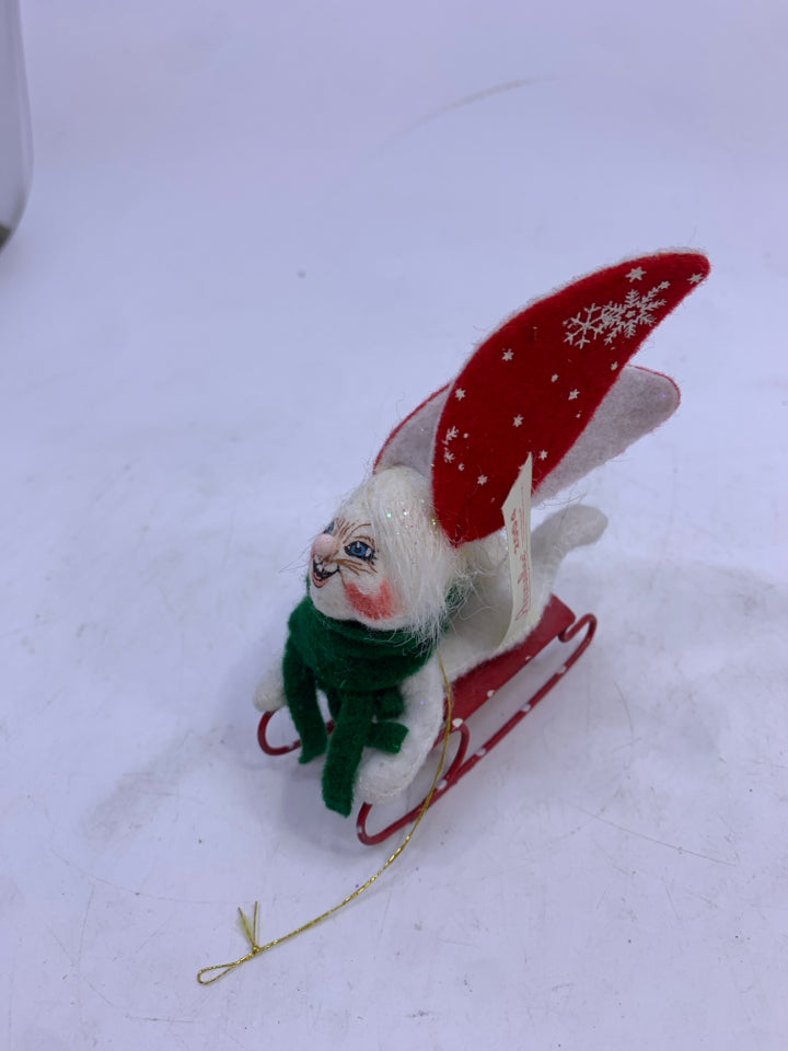 2004 WHITE ANNALEE MOUSE ON SLED ORNAMENT.
