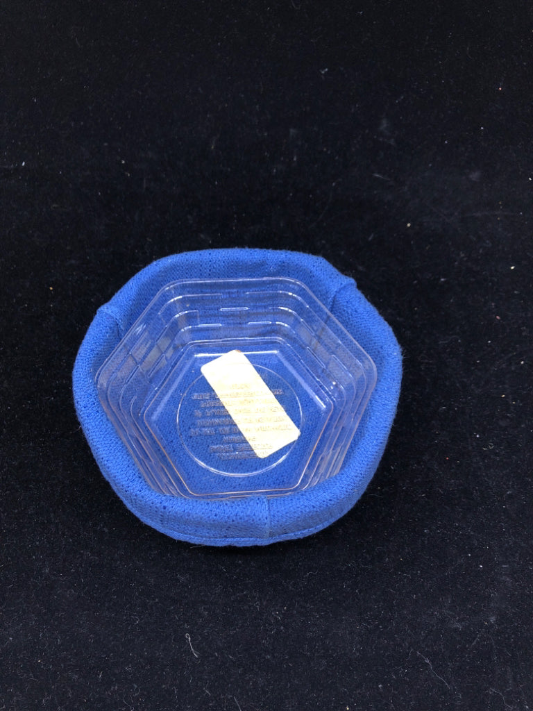 2001 SMALL HEXAGON BASKET W BLUE LINER + PROTECTOR.