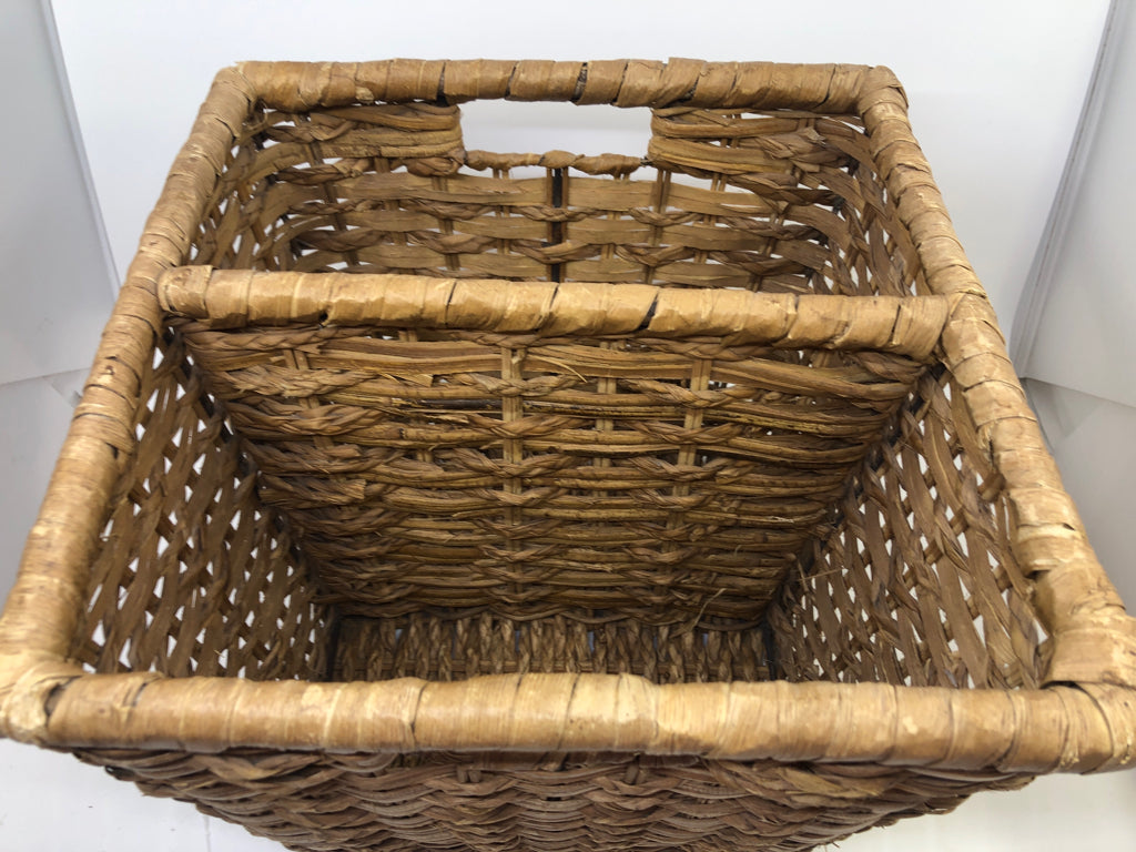 SQUARE 2 SLOT MAGAZINE BASKET W/HANDLES.