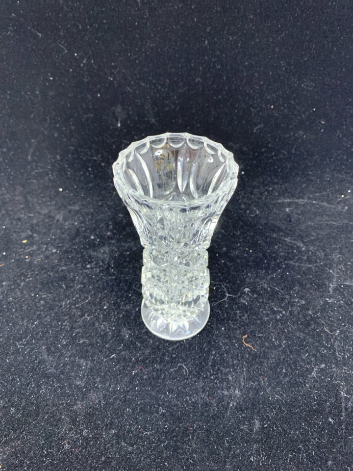 CRYSTAL GLASS DIAMOND CUT BUD VASE.