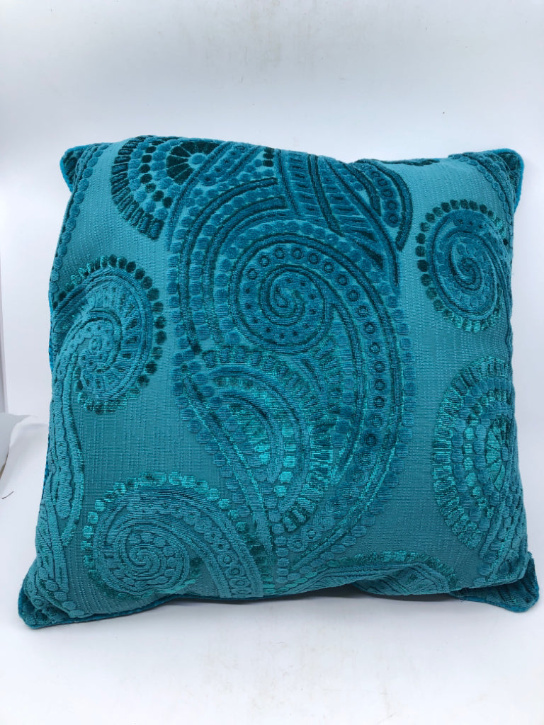 TEAL VELVET CIRCLE SWIRL DESIGN ACCENT PILLOW.