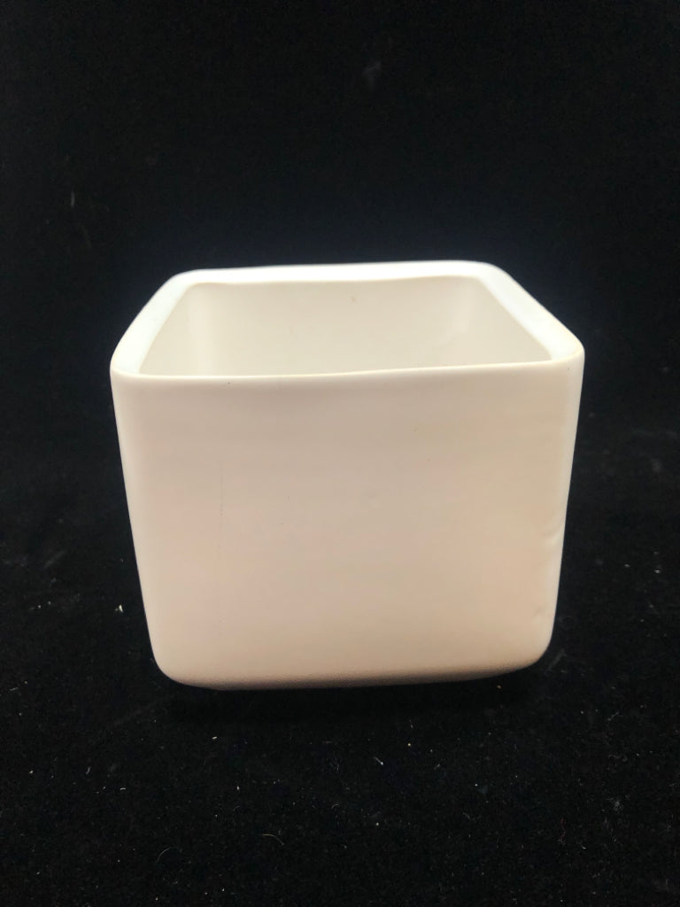WHITE SQUARE CERAMIC PLANTER.
