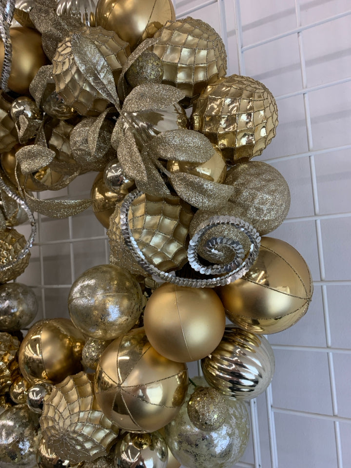 GOLD AND GLITTER ORNAMENT WREATH.