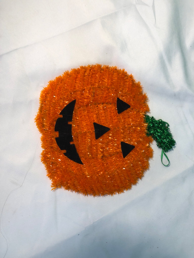 TINSEL PUMPKIN WALL HANGING.