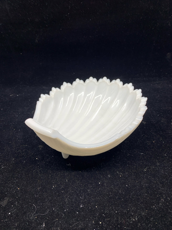 VTG SHELL FOOTED BOWL.