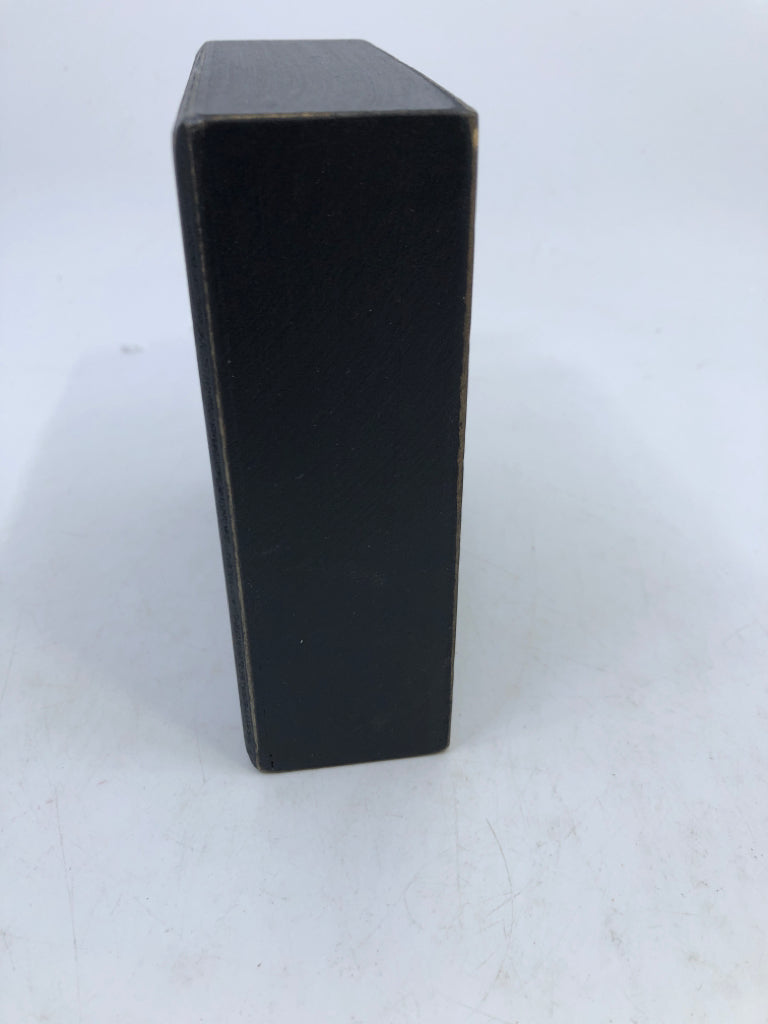 DREAM, BELIEVE, ACHIEVE BLOCK SIGN.