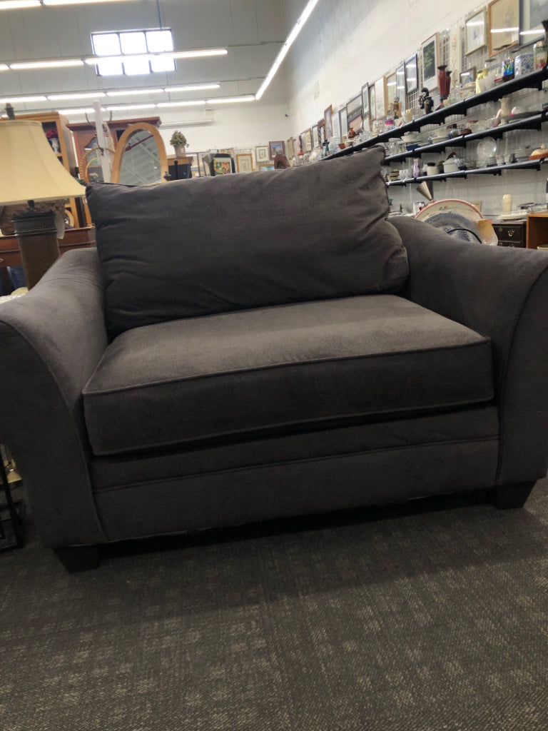 SOFT GRAY OVERSIZED CHAIR.