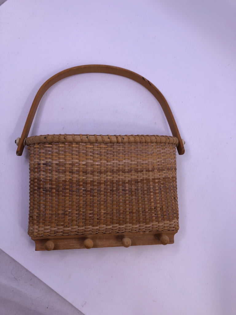 WICKER BASKET WALL HANGING WITH 4 SMALL HOOKS.