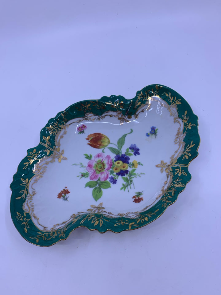 WAVY SHAPE DISH GREEN RIM FLOWER BOUQUET IN CENTER.