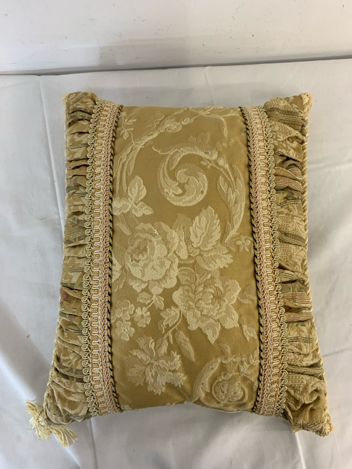 VTG GOLD PATTERN RECTANGLE PILLOW W TASSELS.