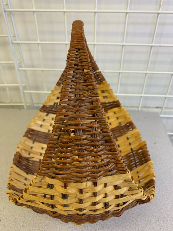 TWO TONE RAISED EDGE BASKET.